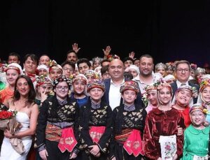220 dansçı Nesil ile hem hisleri hem figürleri sahneye taşıdı