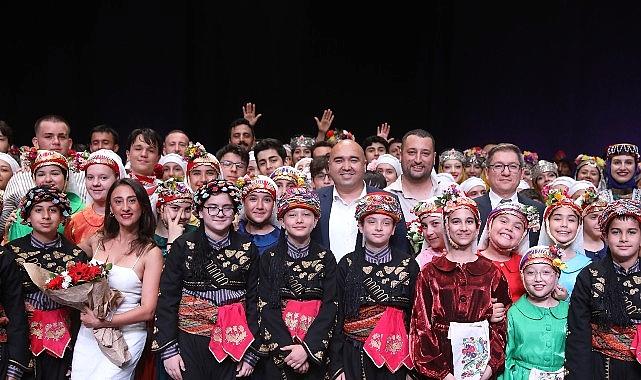 220 dansçı Nesil ile hem hisleri hem figürleri sahneye taşıdı