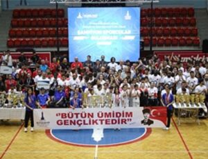 Celal Atik Spor Salonu’nda gençlik buluşması