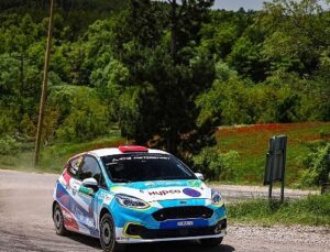 Engelli ralli pilotu Kübra aracını muvaffakiyetten muvaffakiyete sürüyor