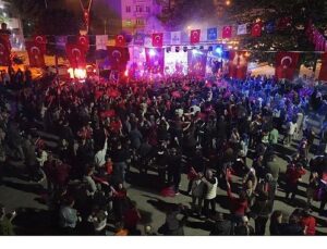 Gölcük Halkı 19 Mayıs Coşkusunu Fener Alayı ile Kutladı