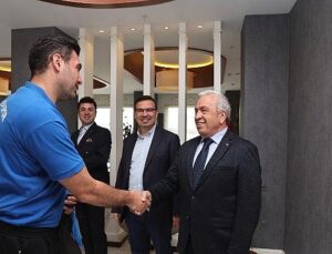 Hentbolcular muvaffakiyetlerini Lider Şadi Özdemir’le paylaştı