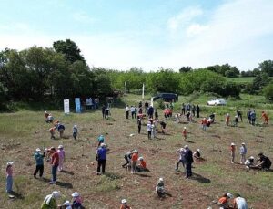 İnegöl’de Etraf Haftasında 150 Fidan Toprakla Buluştu