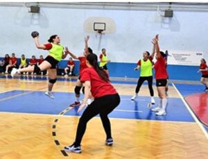 İzmir Büyükşehir Belediyesi Spor Kulübü hentbol ekipleriyle parlıyor