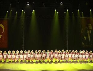 Küçükçekmece Belediyesi Halk Dansları Topluluğu, Yıl Sonu Gösterisi Düzenledi