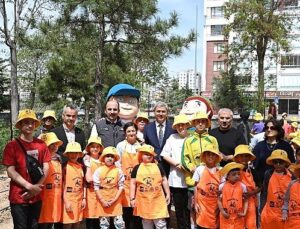 Lider Altay Özel Gençlerle Birlikte Zerzevat Fidelerini Toprakla Buluşturdu