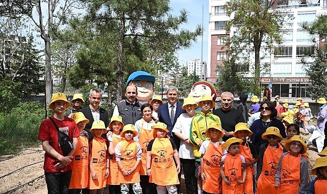 Lider Altay Özel Gençlerle Birlikte Zerzevat Fidelerini Toprakla Buluşturdu