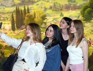 Lider Aydın örnek liselilerle Osmangazi’de bir ortaya geldi