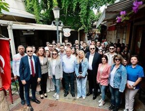 Lider Keyifli Kosovalı öğrencilerle bir ortaya geldi