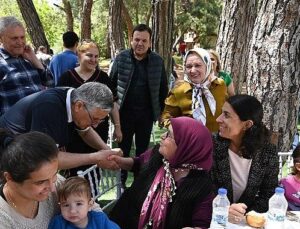 Lider Topaloğlu’ndan belediye işçisine yemek