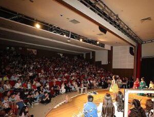 Menderes Belediyesi Çocuk Tiyatrosu Sahnede