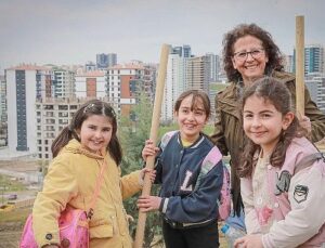 Minik Eller Fidanları Toprakla Buluşturdu