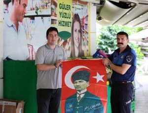 NARLIDERE BELEDİYESİ BASIN MERKEZİ NARLIDERE BELEDİYESİ’NDEN ESNAFA BAYRAK DAĞITIMI Narlıdere Belediyesi, 19 Mayıs’ın 106’ncı yıl dönümü kutlamaları kapsamında ilçe esnafına Atatürk baskılı Türk Bayrağı dağıttı