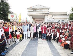Şenlik Coşkusu Menderes’i Sardı