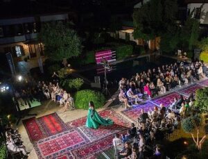Tarihi halılar podyum oldu