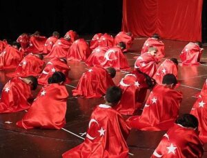 208 öğrenci kep fırlatıp mezun oldu