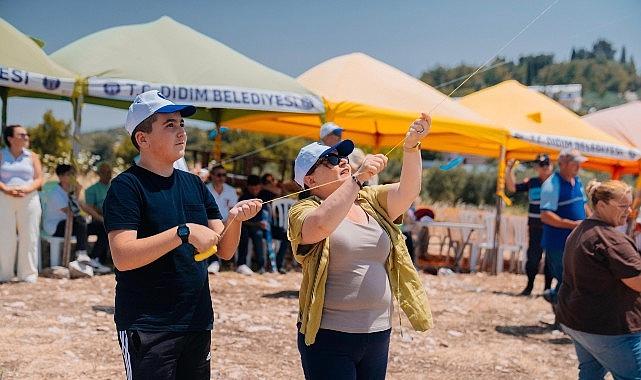 Akköy’de Rengarenk Uçurtmalar Gökyüzünü Süsledi