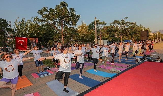 Bayraklı kıyıda buluşup, yoga yaptılar – Dünya Yoga Günü’nde renkli aktiflik