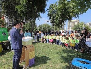 Bayraklı’da ‘Çevre Günü’ şenliği – Çocuklar çizdi, belediye çöp kamyonlarıyla ilçe sokaklarına taşıdı