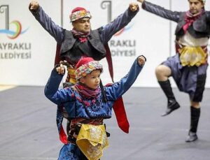 Bayraklı’da halk dansları gösterisi nefes kesti