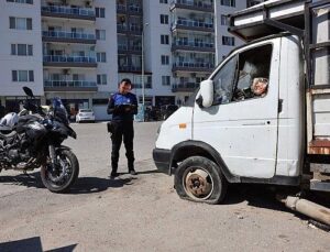 Bayraklı’da hurda araçlar kaldırılıyor