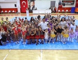Bayraklılı kursiyerlerden yıl sonu gösterisi