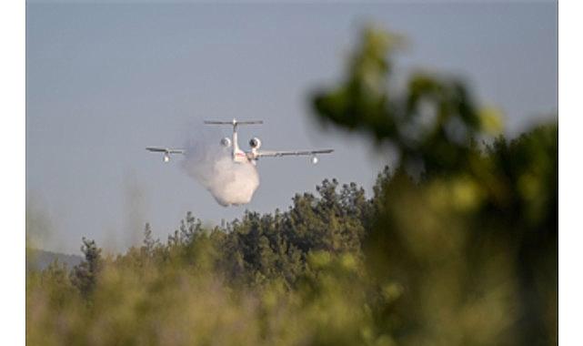 Bornova Yakaköy’de yangınla çaba sürüyor