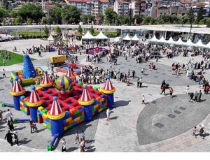 Çocukların sevinci Ulusal İrade Meydanı’nı sardı