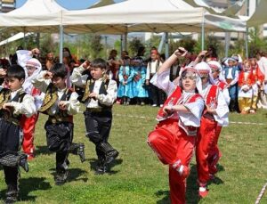 İlkokul Öğrencilerinden Halk Oyunu Gösterisi