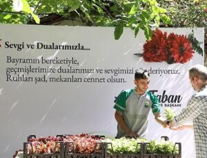 İnegöl Belediyesi Mezarlıklarda 9 Bin Adet Çiçek Dağıttı