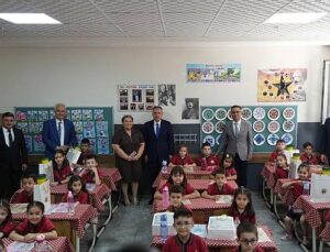 İzmir Valisi Dr. Süleyman Elban, İzmir Vilayet Ulusal Eğitim Müdürü Dr. Ömer Yahşi, Karne Gününde Öğrencilerle Bir Ortaya Geldi