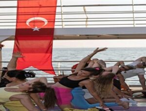 İzmir’de güneşi yoga ile uğurladılar