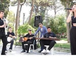 İzmir’de Kitap Coşkusu: Küçük Eller Sahneye Çıktı