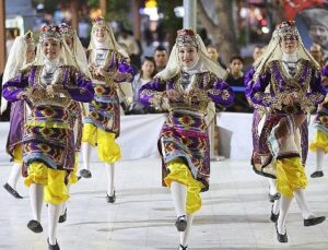 Karabağlar’da 19 Mayıs coşkusu halk oyunlarıyla taçlandı