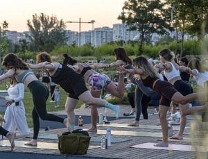 Karşıyaka’da gün batımında yoga buluşması