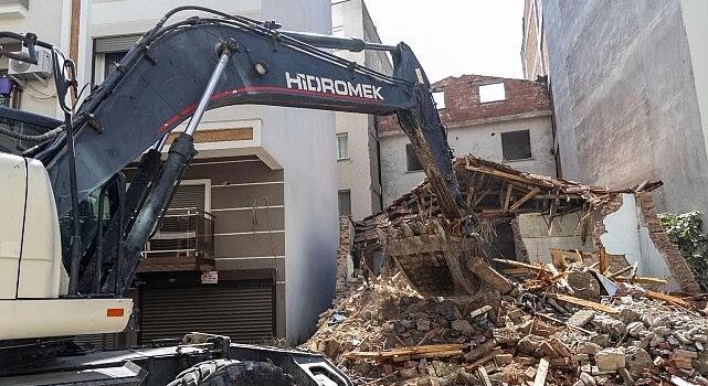 Karşıyaka’da metruk ve riskli binalar tek tek yıkılıyor
