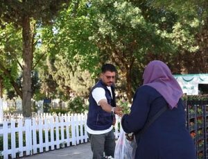 Kartepe Belediyesi’nden Mezarlıklarda Çiçek Dağıtımı