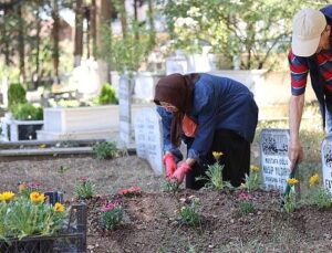 Kocaeli Büyükşehir bayramda vefa geleneğini tekrar sürdürdü; Kabirlere çiçek, gönüllere huzur