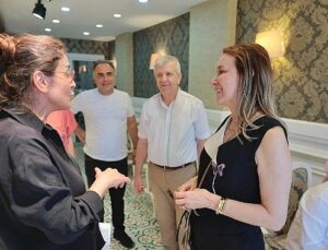 Lider Memnun esnafla bayramlaştı