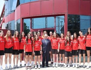 Lider Şadi Özdemir’den filenin genç sultanlarına motivasyon ziyareti