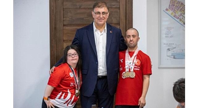 Lider Tugay, İzmir’in gururu Büyükşehir atletlerini ağırladı