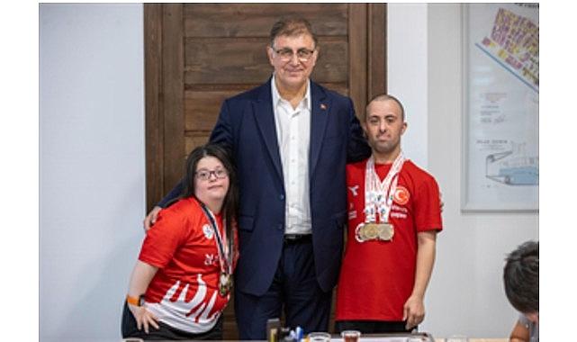 Lider Tugay, İzmir’in gururu Büyükşehir atletlerini ağırladı
