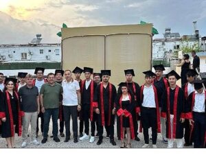 Öğrencilerin mezuniyet sevinci