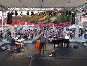 Zeytinin Konutu, Şenliğin Sahnesi Oldu