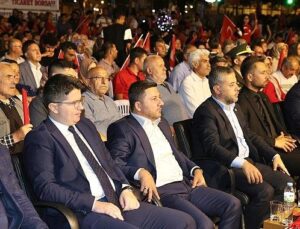 15 Temmuz’da Geceyi Aydınlatan Işık; Ay Yıldız