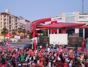 Canik Belediyesi’nin Açık Hava Konser ve Sinema Gecesi coşku dolu anlara sahne oldu.