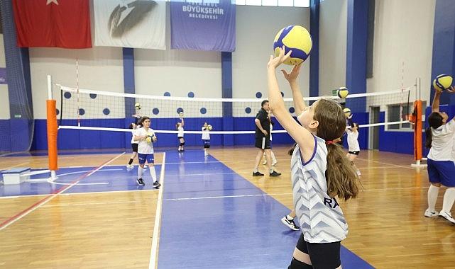 İBB Spor Okulları Yaz Devrinde de On Binlerce Çocuğu Sporla Buluşturuyor