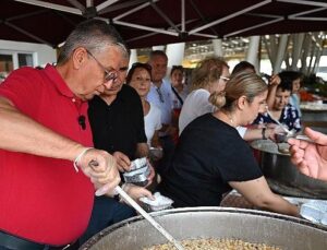 Kemer Belediyesi’nin aşure ikramları sürüyor