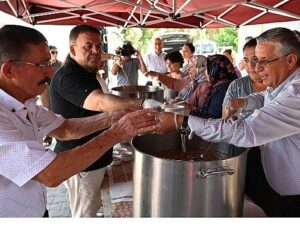 Kemer Belediyesi’nin aşure ikramları sürüyor