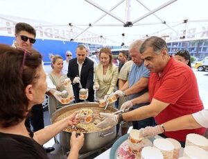 Konak’ta aşure rahmeti: Lider Memnun’dan vatandaşlara ikram